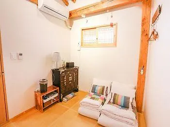 סיאול Dalzip Bukchon Hanok Guesthouse מלון