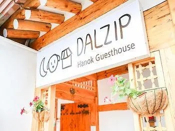 סיאול Dalzip Bukchon Hanok Guesthouse 2*,  קוריאה הדרומית