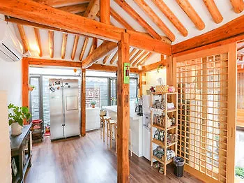 סיאול Dalzip Bukchon Hanok Guesthouse מלון