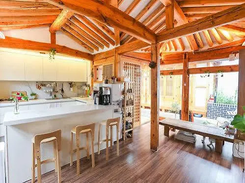 סיאול Dalzip Bukchon Hanok Guesthouse מלון